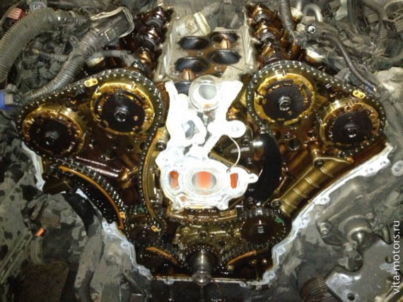 Ремонт Кадиллак CTS в Вита-моторс: Вскрытый мотор без передней крышки