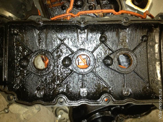 Ремонт Кадиллак CTS в Вита-моторс: Клапанная крышка - со следами шлаковых масляных отложений (плохое или перекатанное масло)
